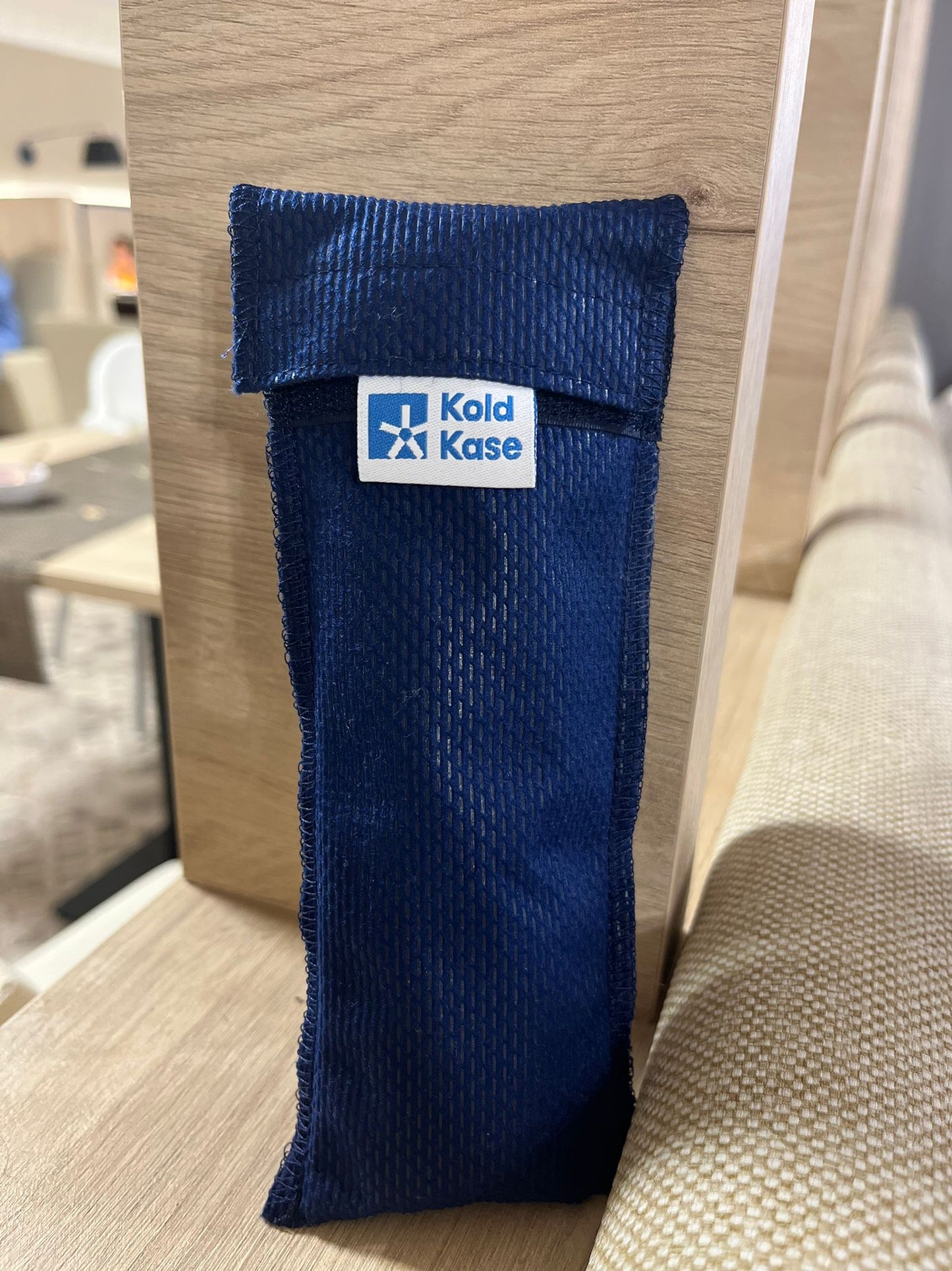 nevera porta insulina de 1 pluma azul en una estantería de madera